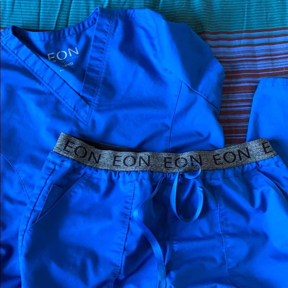 Maevn Eon scrub set